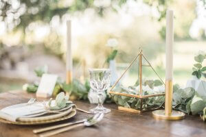 Inspiration for wedding table decoration in boho and rustic style.